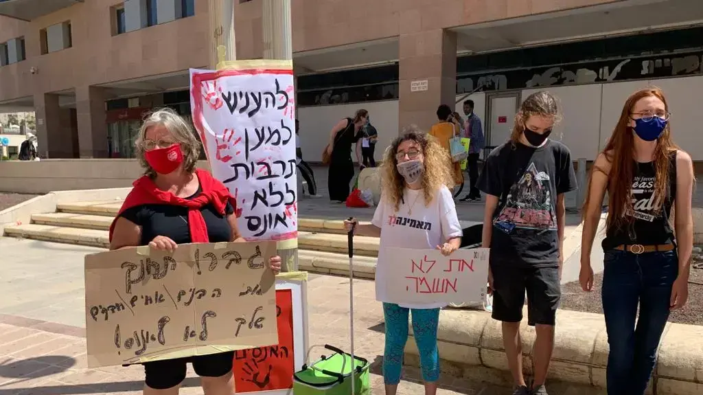 מפגינות מחוץ לבית משפט - הגשת כתבי אישום בפרשת האונס באילת והפגנה, בימ"ש מחוזי ב"ש, 2 בספטמבר 2020 מפגינות מחוץ לבית משפט - הגשת כתבי אישום בפרשת האונס באילת והפגנה, בימ"ש מחוזי ב"ש, 2 בספטמבר 2020