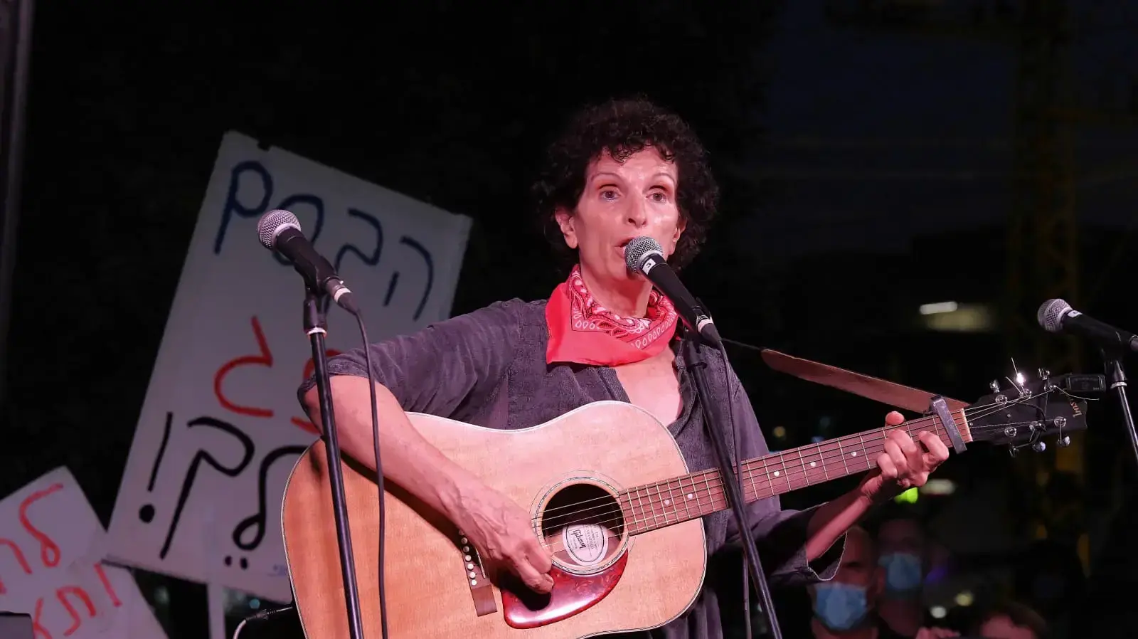 אסתר שמיר, במהלך הפגנת הדגלים השחורים ברעננה 2 בספטמבר 2020 אסתר שמיר, במהלך הפגנת הדגלים השחורים ברעננה 2 בספטמבר 2020