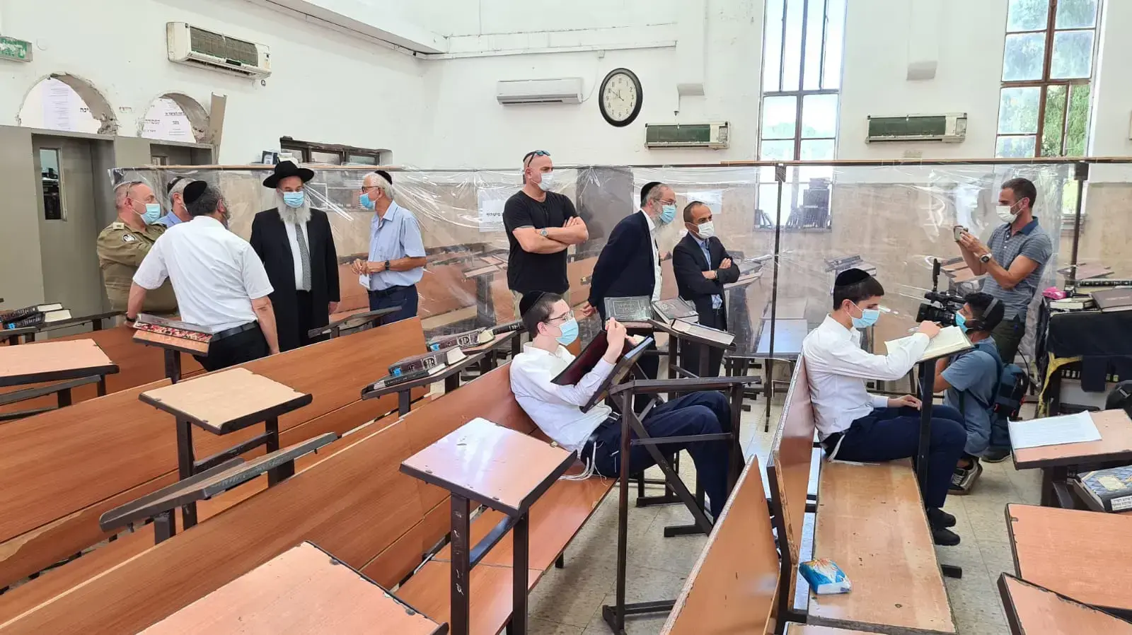ראש עיריית בני ברק הרב אברהם רובינשטיין, הפרוייקטור רוני גמזו והאלוף רוני נומה סיירו בישיבות בבני ברק, 25 באוגוסט 2020
