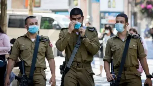 חיילי צה"ל עוטים מסכה לצורך התגוננות מנגיף הקורונה 