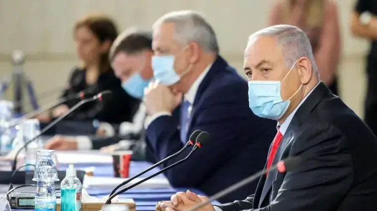 בנימין נתניהו ובני גנץ בישיבת ממשלה, 28 ביולי 2020
