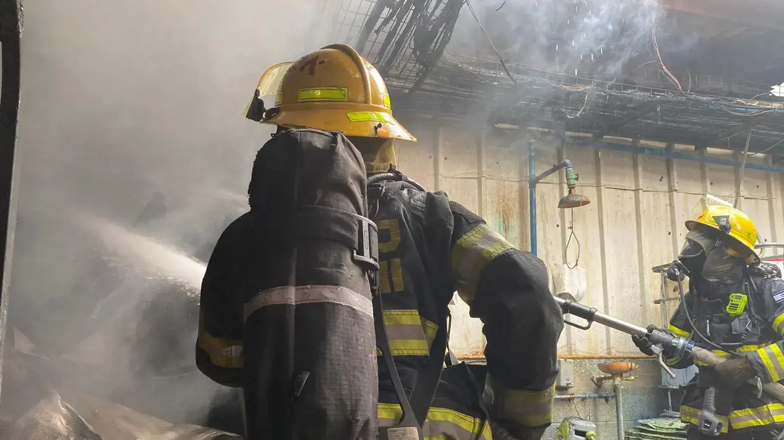 צוותי כיבוי והצלה פועלים בשריפה שפרצה במפעל המכיל חומרים מסוכנים באזור תעשייה סגולה בפתח תקווה. 04 בספטמבר 2020 צוותי כיבוי והצלה פועלים בשריפה שפרצה במפעל המכיל חומרים מסוכנים באזור תעשייה סגולה בפתח תקווה. 04 בספטמבר 2020