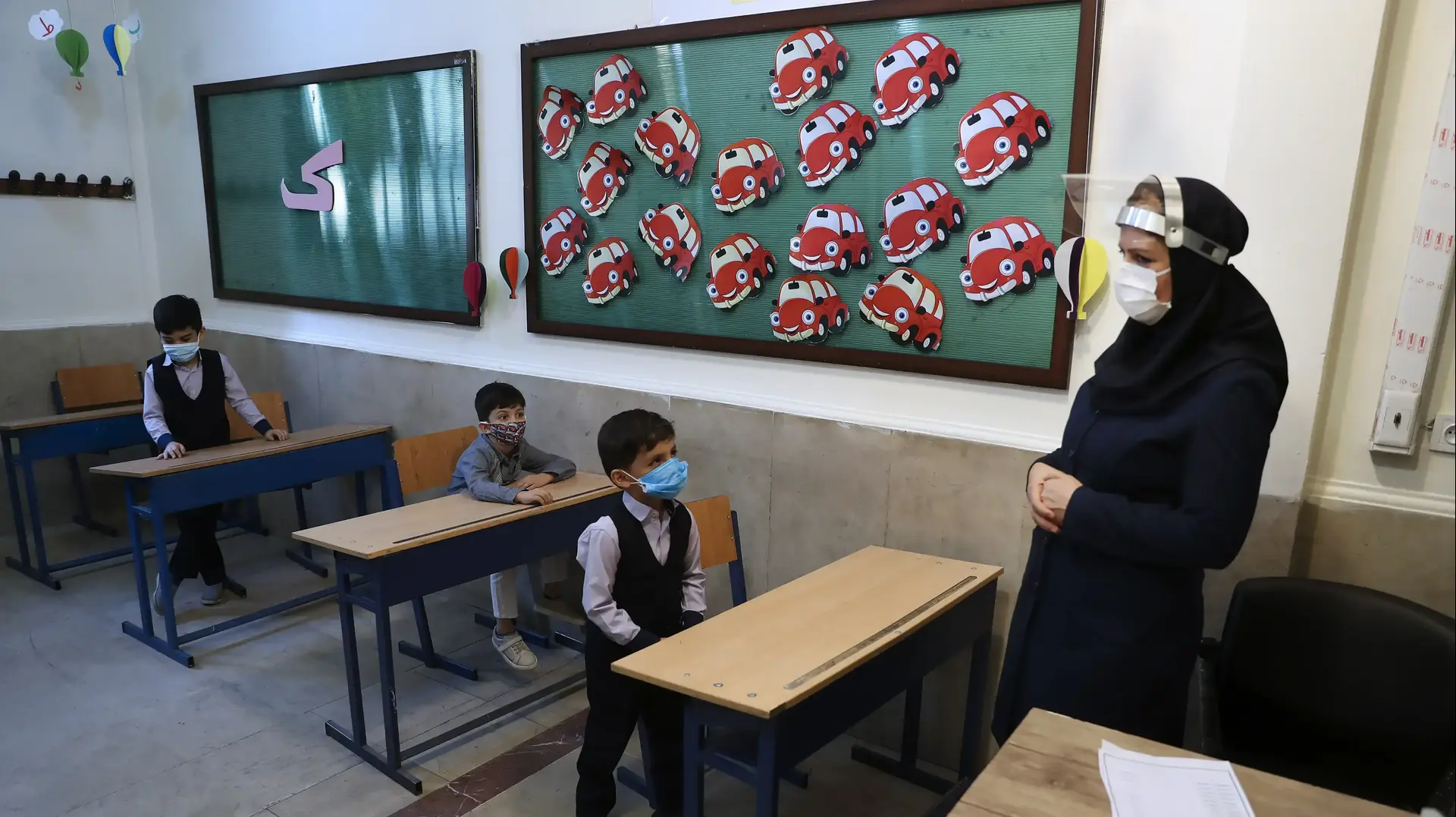 המורה והתלמידים עם מסיכות בכיתה בבית ספר בטהראן, לאחר חידוש הלימודים באיראן, לאחר משבר הקורונה. 5 בספטמבר 2020