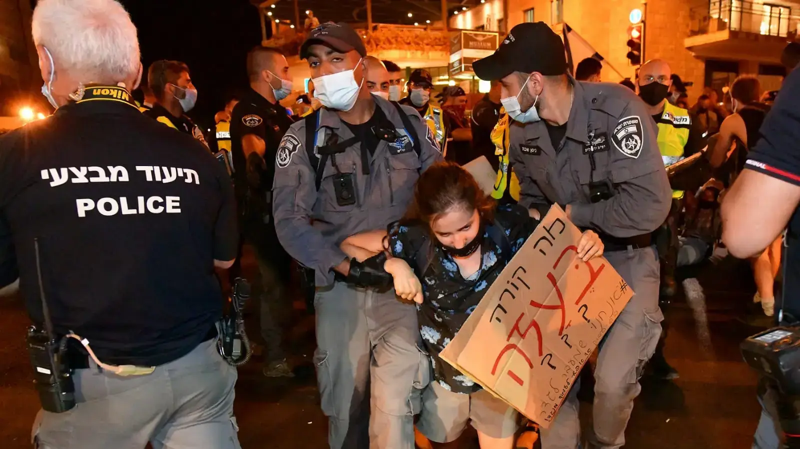 המשטרה מפנה מפגינים מהמחאה בבלפור - 6 לאוגוסט 2020 המשטרה מפנה מפגינים מהמחאה בבלפור - 6 לאוגוסט 2020