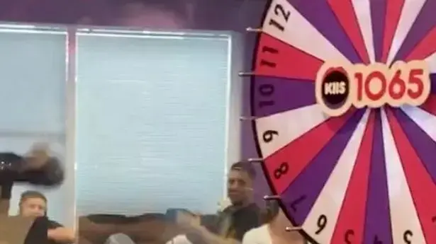 אב ובתו מתנשקים צרפתית בתכניתם של קייל וג'קי או