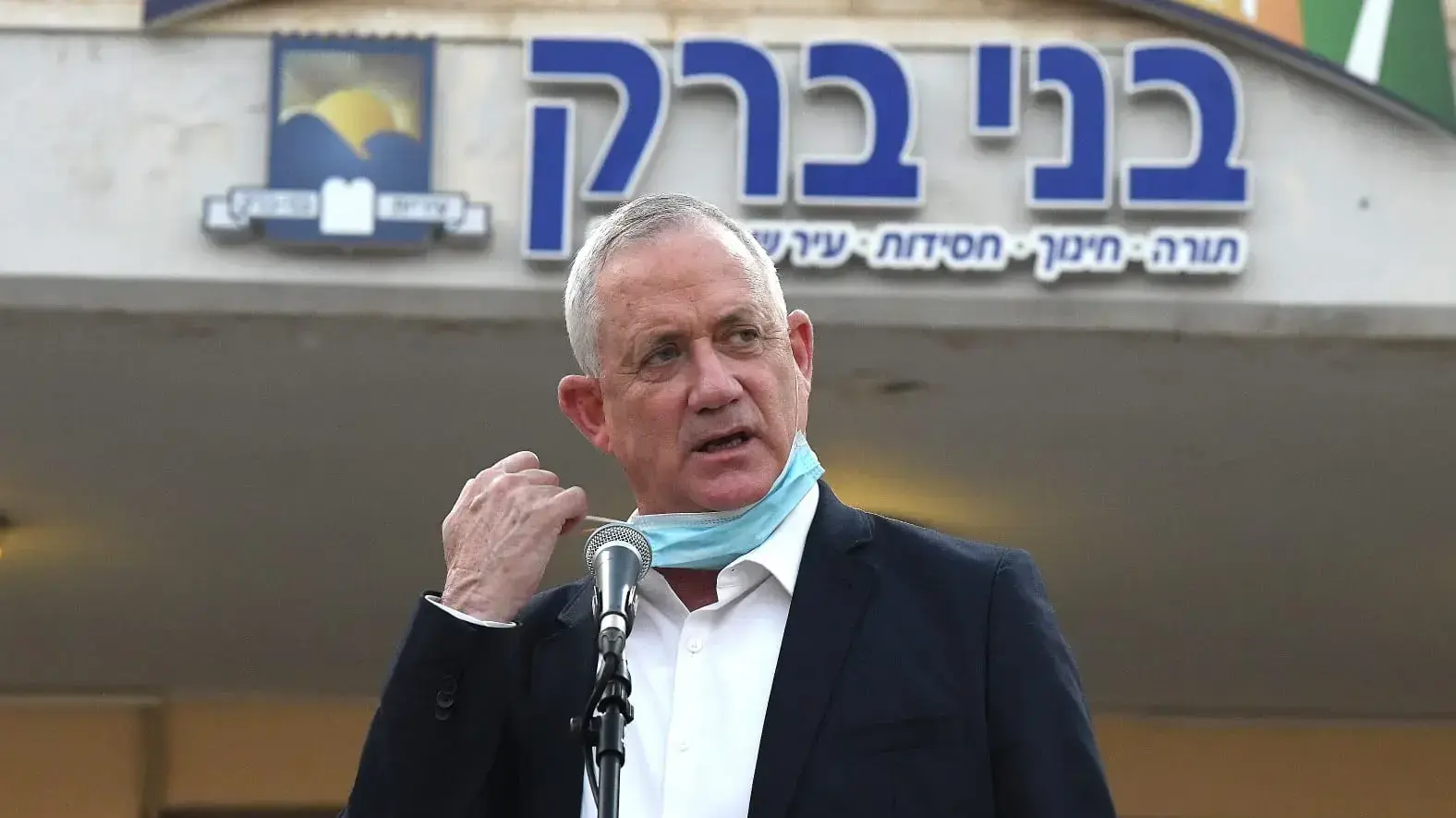 שר הביטחון וראש הממשלה החליפי בני גנץ, במהלך הצהרתו מחוץ לעיריית בני ברק לאחר סיור בעיר ברקע הסגר הצפוי בעקבות העלייה בתחלואה 6 בספטמבר 2020 שר הביטחון וראש הממשלה החליפי בני גנץ, במהלך הצהרתו מחוץ לעיריית בני ברק לאחר סיור בעיר ברקע הסגר הצפוי בעקבות העלייה בתחלואה 6 בספטמבר 2020