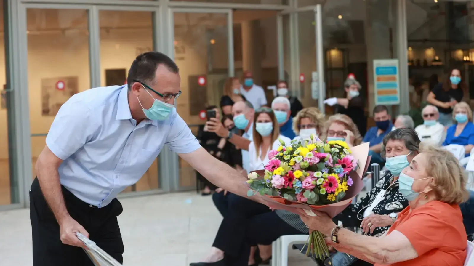 ראש עיריית גבעתיים, רן קוניק, והשחקנית וזוכת פרס ישראל ליא קניג שטולפר בטקס לקריאת רחוב בגבעתיים על שמה, 6 בספטמבר 2020, תיאטרון גבעתיים ראש עיריית גבעתיים, רן קוניק, והשחקנית וזוכת פרס ישראל ליא קניג שטולפר בטקס לקריאת רחוב בגבעתיים על שמה, 6 בספטמבר 2020, תיאטרון גבעתיים