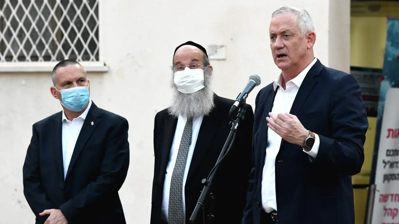 שר הביטחון וראש הממשלה החליפי בני גנץ, במהלך הצהרתו מחוץ לעיריית בני ברק לצד ראש עיריית בני ברק, אברהם רובינשטיין
לאחר סיור בעיר ברקע הסגר הצפוי בעקבות העלייה בתחלואה 6 בספטמבר 2020 שר הביטחון וראש הממשלה החליפי בני גנץ, במהלך הצהרתו מחוץ לעיריית בני ברק לצד ראש עיריית בני ברק, אברהם רובינשטיין
לאחר סיור בעיר ברקע הסגר הצפוי בעקבות העלייה בתחלואה 6 בספטמבר 2020