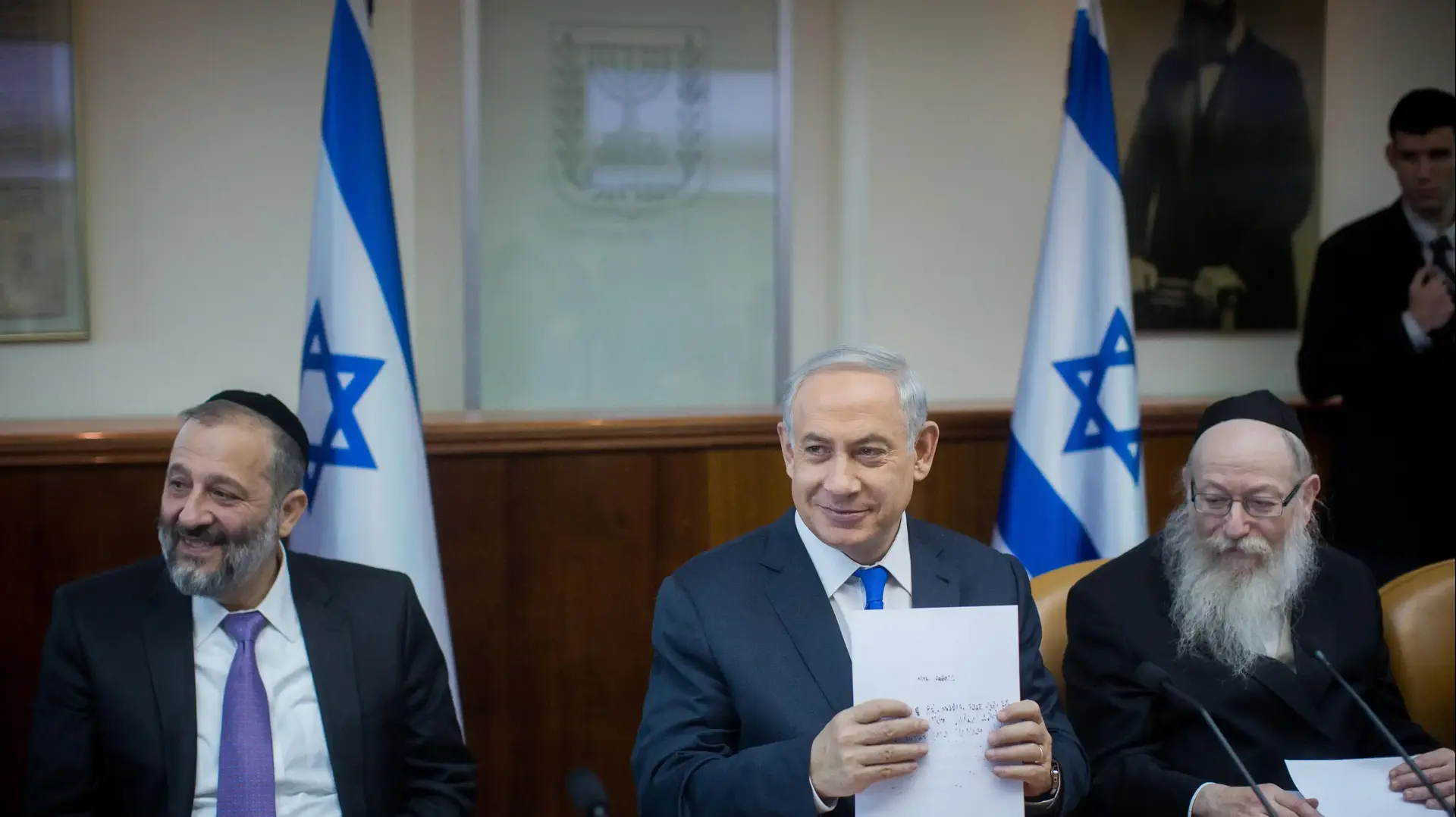 בנימין נתניהו, אריה דרעי ויעקב ליצמן במשרד ראש הממשלה בירושלים. 20 בדצמבר 2015 בנימין נתניהו, אריה דרעי ויעקב ליצמן במשרד ראש הממשלה בירושלים. 20 בדצמבר 2015