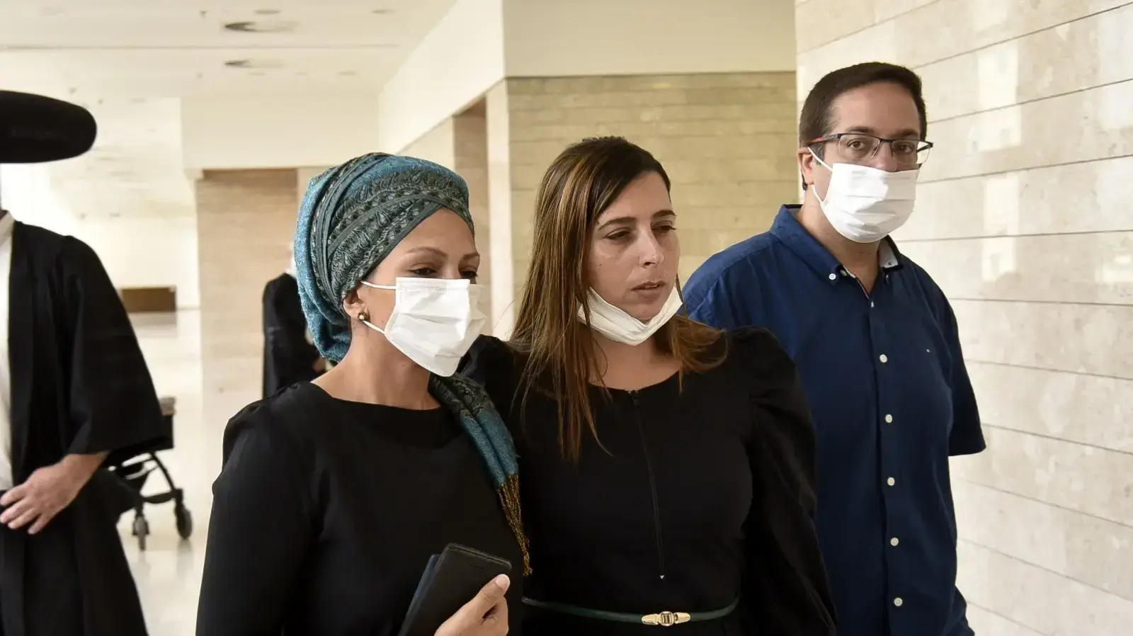 כתב אישום | קורבי משפחתו של הרב שי אוחיון בפתח הדיון של המחבל החשוד ברצח הרב בפתח תקווה. מחוזי מרכז (לוד) 7 בספטמבר 2020 כתב אישום | קורבי משפחתו של הרב שי אוחיון בפתח הדיון של המחבל החשוד ברצח הרב בפתח תקווה. מחוזי מרכז (לוד) 7 בספטמבר 2020
