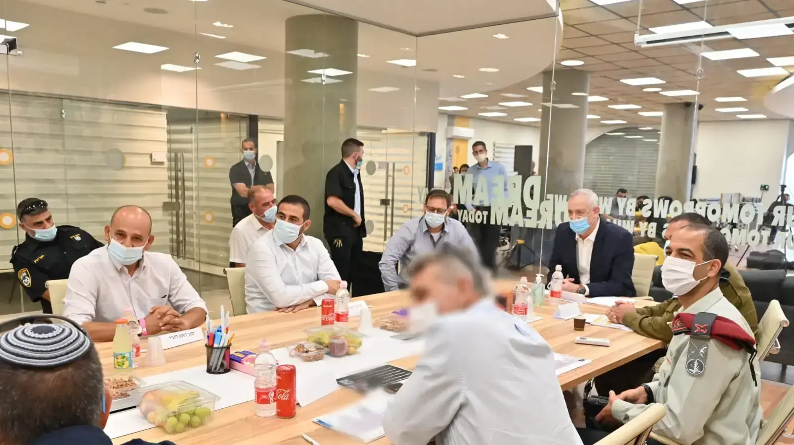 שר הביטחון וראש הממשלה החליפי, בני גנץ במהלך הערכת מצב במסגת סיור בכפר קאסם 7 בפסטמבר 2020
שר הביטחון וראש הממשלה החליפי, בני גנץ במהלך הערכת מצב במסגת סיור בכפר קאסם 7 בפסטמבר 2020