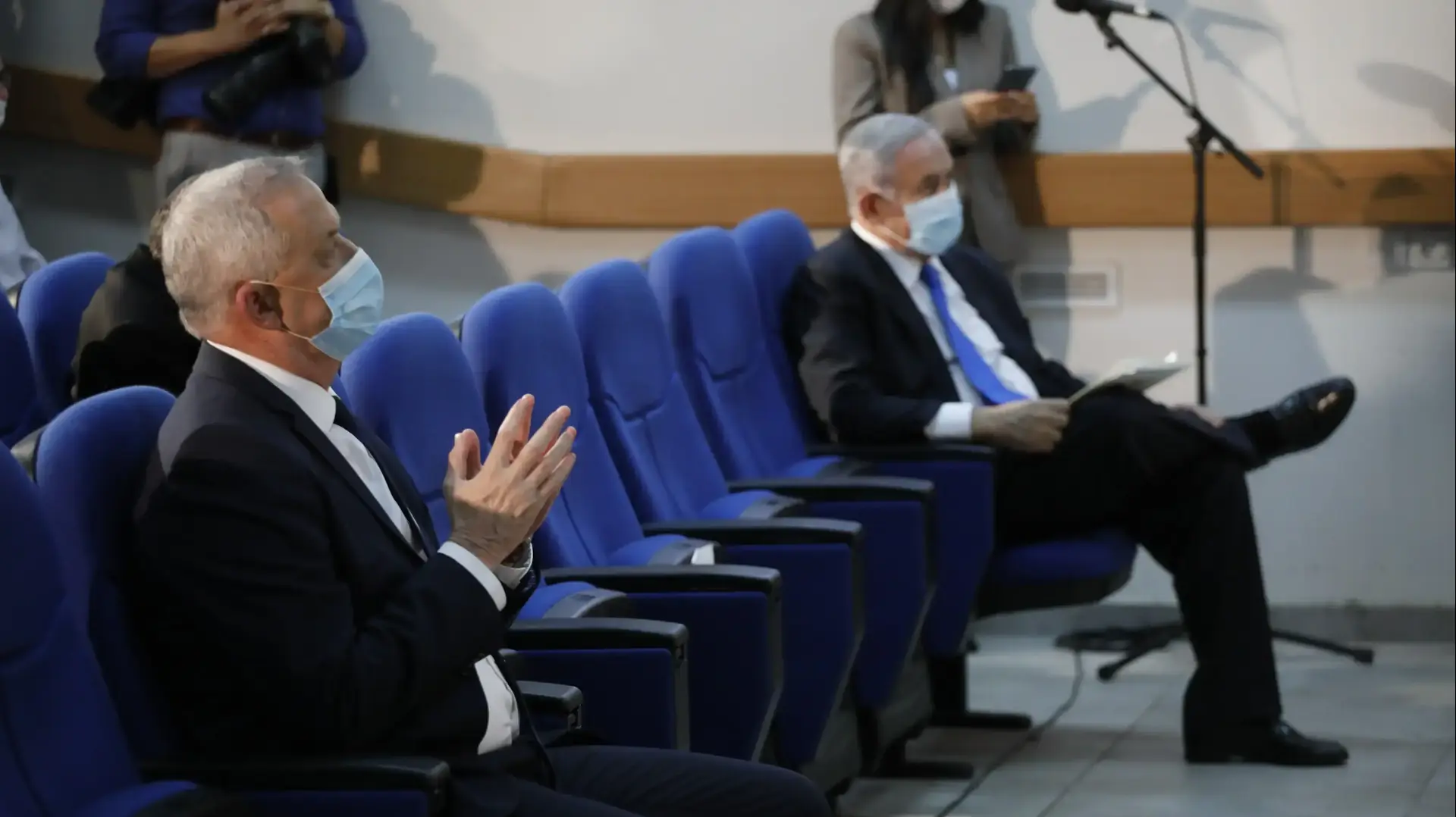 ראש הממשלה בנימין נתניהו וראש הממשלה החליפי בני גנץ במסיבת עיתונאים בנושא נגיף הקורונה ממפקדת הקורונה בבסיס פיקוד העורף. 07 בספטמבר 2020 ראש הממשלה בנימין נתניהו וראש הממשלה החליפי בני גנץ במסיבת עיתונאים בנושא נגיף הקורונה ממפקדת הקורונה בבסיס פיקוד העורף. 07 בספטמבר 2020