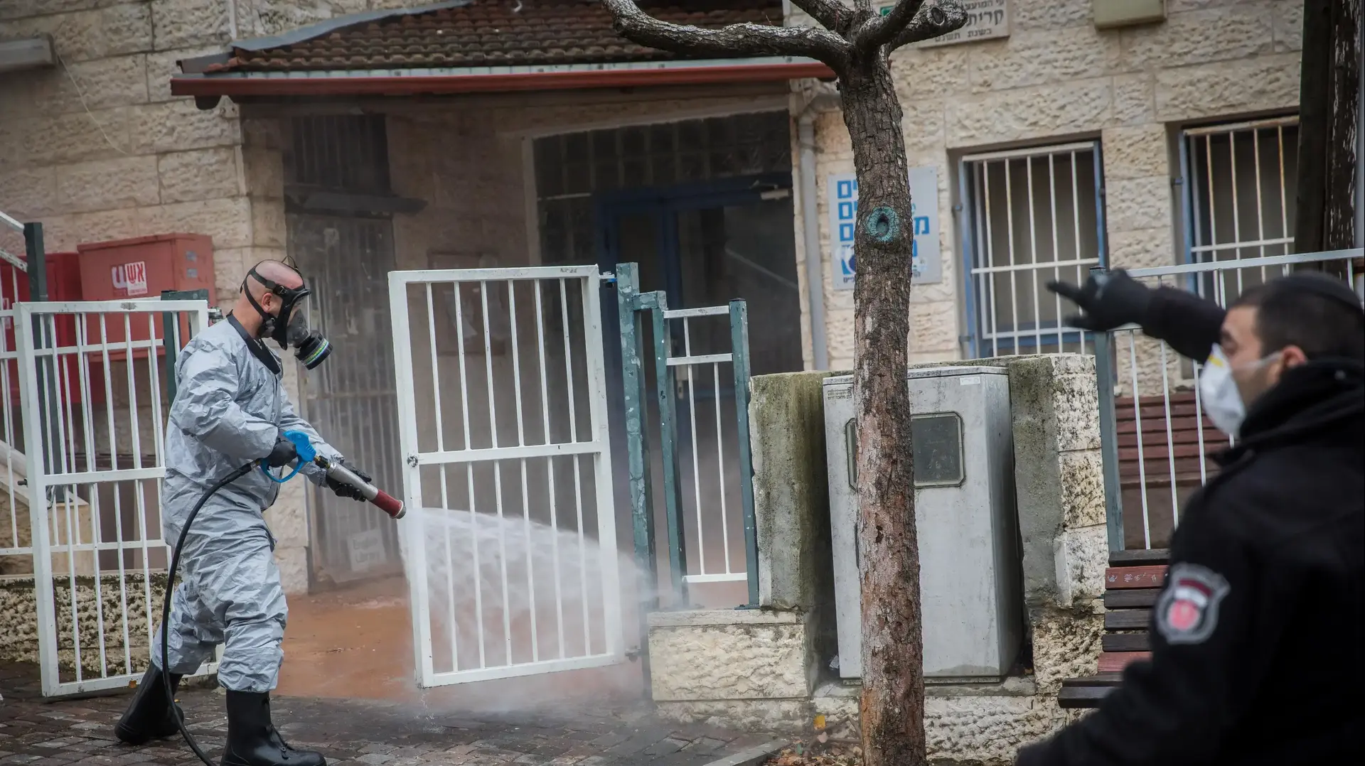 חיטוי המרחב הציבורי מפני נגיף הקורונה בקרית יערים. 18 במרץ 2020 חיטוי המרחב הציבורי מפני נגיף הקורונה בקרית יערים. 18 במרץ 2020