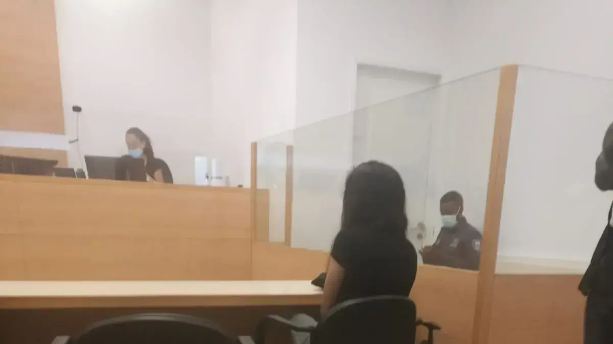 כרמל מעודה בדיון אודות תנאי מעצר הבית ובקשתה לצאת לעבוד. ביהמ"ש המחוזי בלוד, 8 בפטמבר 2020 כרמל מעודה בדיון אודות תנאי מעצר הבית ובקשתה לצאת לעבוד. ביהמ"ש המחוזי בלוד, 8 בפטמבר 2020