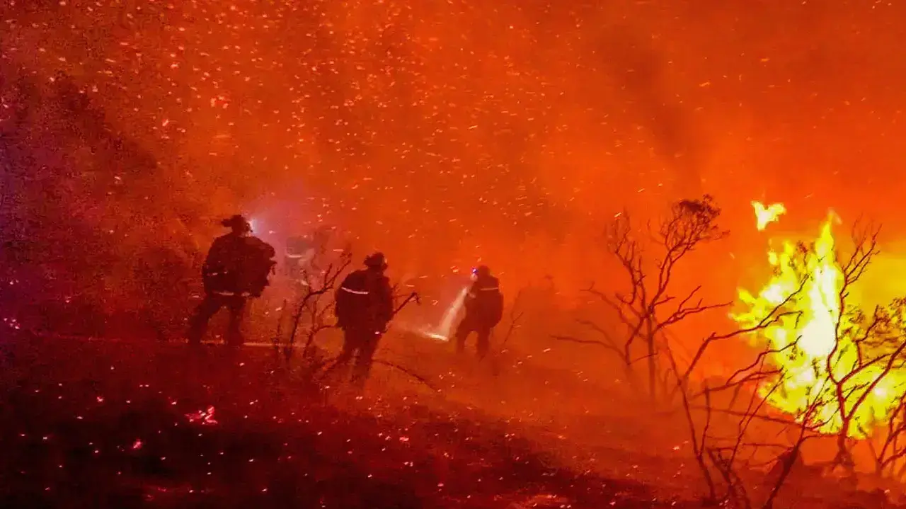 מבצע לכיבוי שריפה באלפין, קליפורניה, ארה"ב, 6 בספטמבר 2020