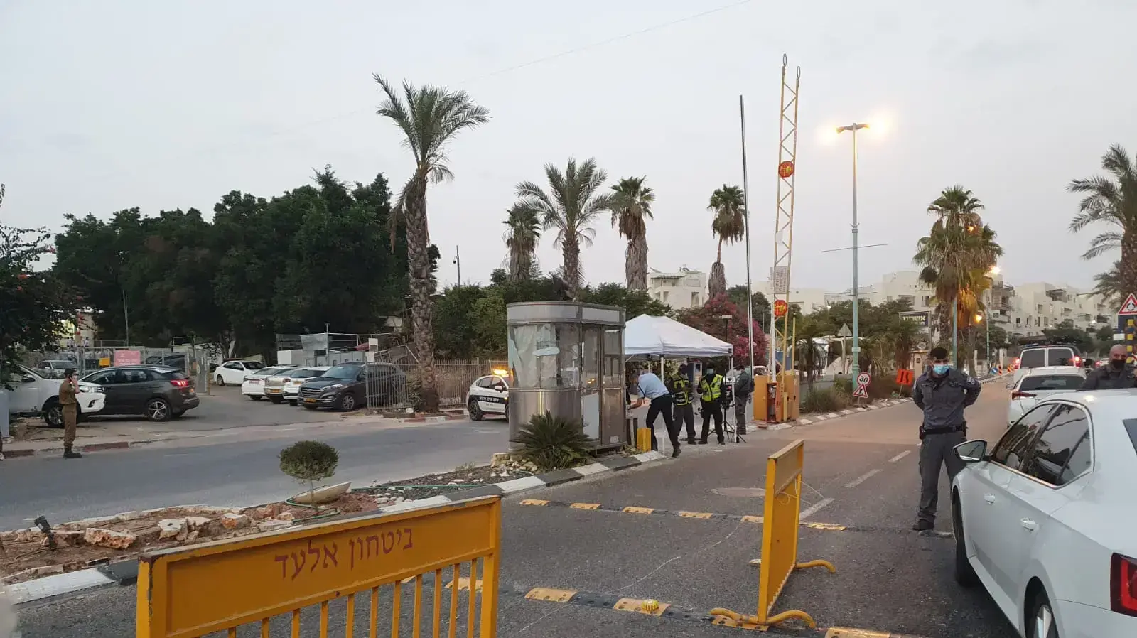 מחסומים בכניסה לעיר אלעד ברקע העוצר הלילי בעקובות העלייה בתחלואה מנגיף הקורונה 8 בספטמבר 2020 מחסומים בכניסה לעיר אלעד ברקע העוצר הלילי בעקובות העלייה בתחלואה מנגיף הקורונה 8 בספטמבר 2020