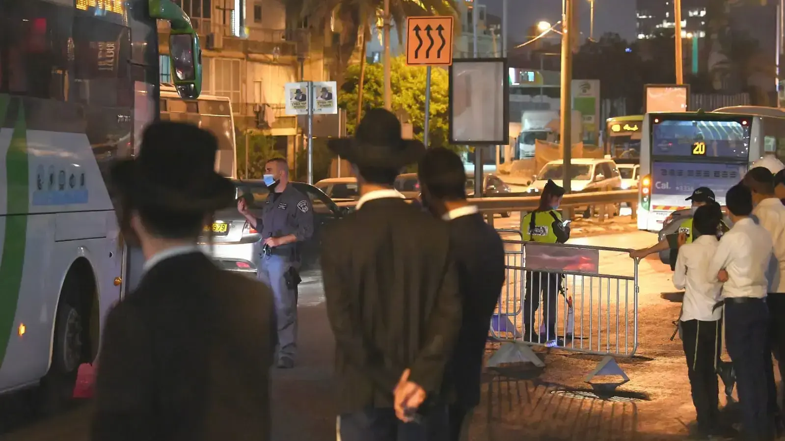 בני ברק עם כניסתו של העוצר הלילי בעקובות העלייה בתחלואה מנגיף הקורונה 8 בספטמבר 2020 בני ברק עם כניסתו של העוצר הלילי בעקובות העלייה בתחלואה מנגיף הקורונה 8 בספטמבר 2020