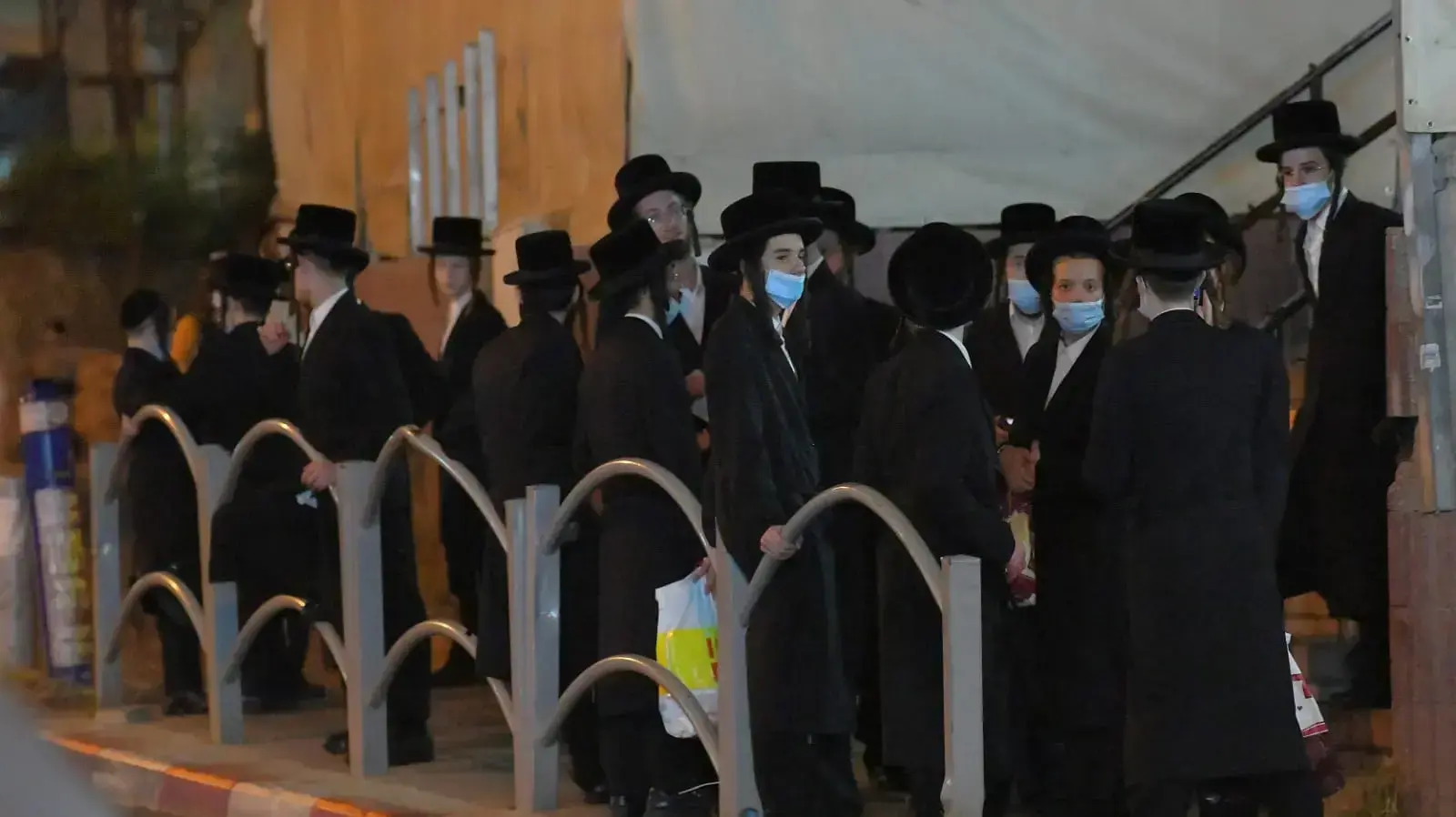 בני ברק עם כניסתו של העוצר הלילי בעקובות העלייה בתחלואה מנגיף הקורונה 8 בספטמבר 2020 בני ברק עם כניסתו של העוצר הלילי בעקובות העלייה בתחלואה מנגיף הקורונה 8 בספטמבר 2020