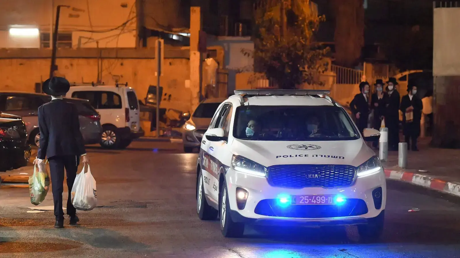 בני ברק עם כניסתו של העוצר הלילי בעקובות העלייה בתחלואה מנגיף הקורונה 8 בספטמבר 2020 בני ברק עם כניסתו של העוצר הלילי בעקובות העלייה בתחלואה מנגיף הקורונה 8 בספטמבר 2020