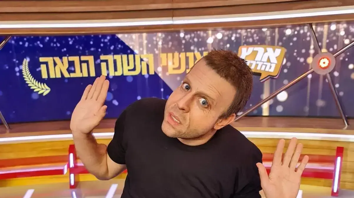 ספיישל סיום שנה ארץ נהדרת, רועי בר נתן בתפקיד אדיר מילר ספיישל סיום שנה ארץ נהדרת, רועי בר נתן בתפקיד אדיר מילר