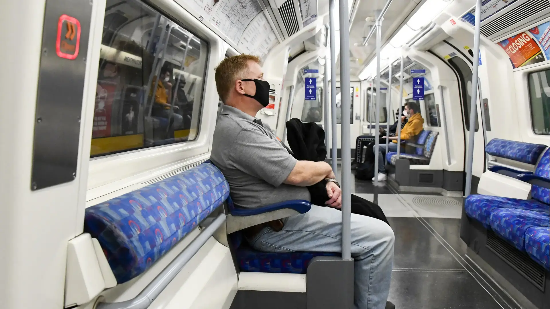 נוסע ברכבת התחתית של לונדון, בריטניה, 8 בספטמבר 2020 נוסע ברכבת התחתית של לונדון, בריטניה, 8 בספטמבר 2020