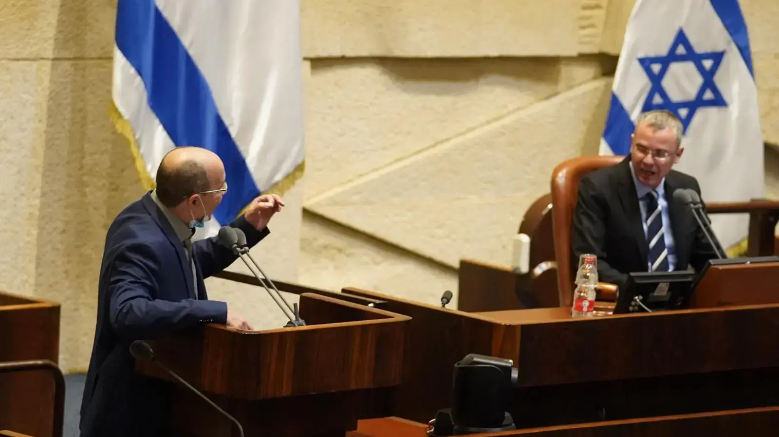 שר המשפטים, אבי ניסנקורן במהלך נאומו במליאת הכנסת לצדו של יריב לוין 9 בספטמבר 2020 שר המשפטים, אבי ניסנקורן במהלך נאומו במליאת הכנסת לצדו של יריב לוין 9 בספטמבר 2020