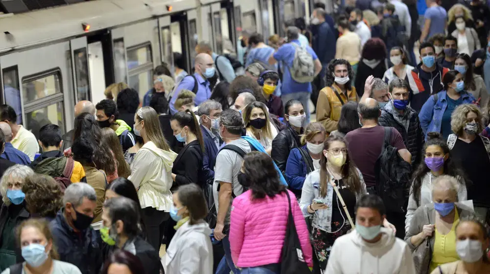 נוסעים עם מסיכות מתקהלים בצפיפות בתחנת הרכבת התחתית סרדיקה בסופיה, בירת בולגריה נוסעים עם מסיכות מתקהלים בצפיפות בתחנת הרכבת התחתית סרדיקה בסופיה, בירת בולגריה