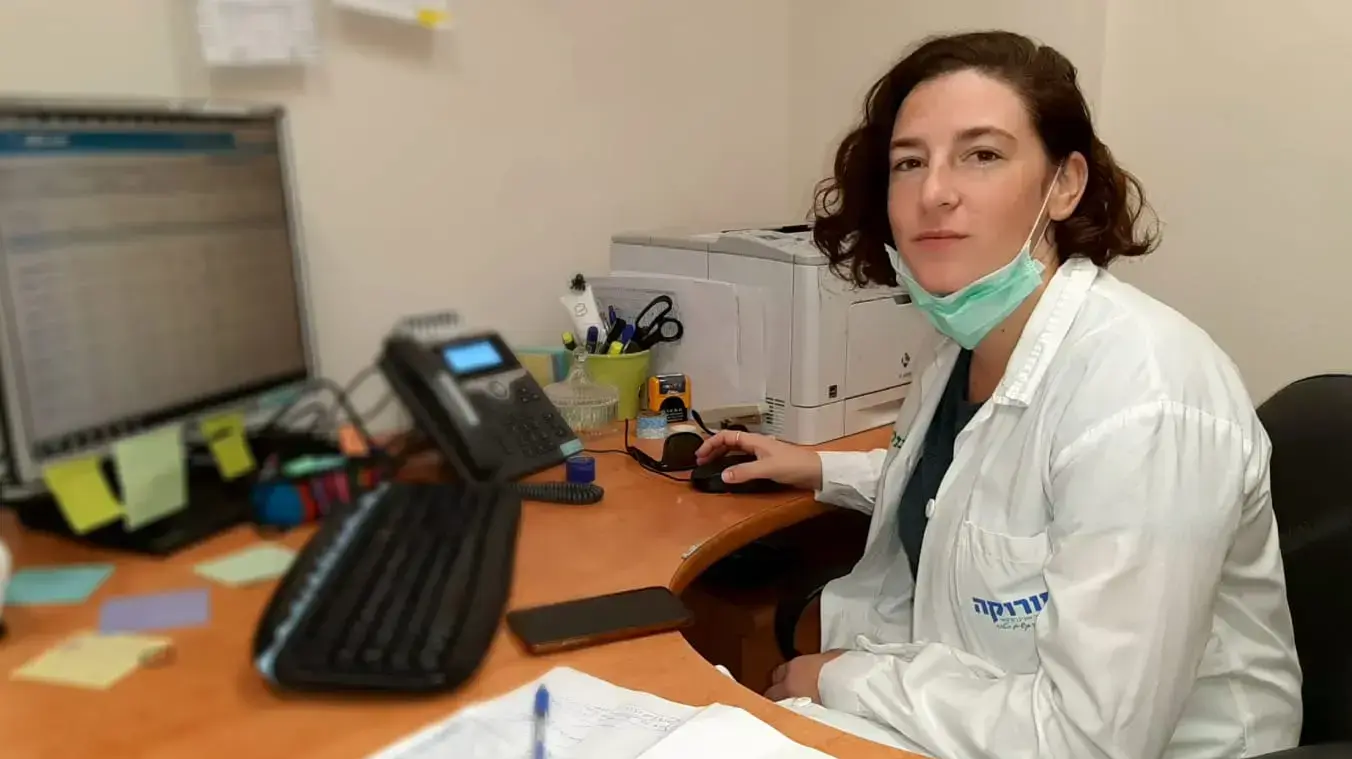עו"סיות במחלקות קורונה בבתי החולים יסמין בן חיים עובדת סוציאלית בית חולים סורוקה עו"סיות במחלקות קורונה בבתי החולים יסמין בן חיים עובדת סוציאלית בית חולים סורוקה