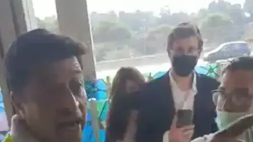 אדם מתחזה מחופש לפקח מונע מנוסעים חרדים לעלות לרכבת. 10 בספטמבר 2020