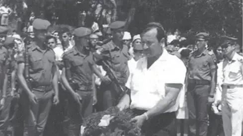בנימין גייגר, מניח זר על קבר הרוגי תש"ח, יום הזיכרון 1967
בנימין גייגר, מניח זר על קבר הרוגי תש"ח, יום הזיכרון 1967