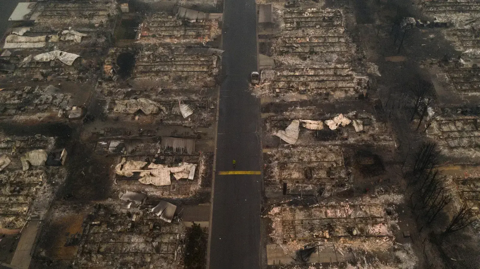 בתים שנחרבו בשריפה בעיר מדפורד, אורגון, 11 בספטמבר 2020 בתים שנחרבו בשריפה בעיר מדפורד, אורגון, 11 בספטמבר 2020