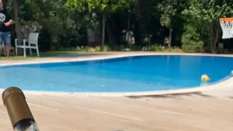 תמונה מתוך המסיבה שארגן ערן זהבי בביתו בסביון, בה נעצר לאחר שהפריע לשוטרים. 11 בספטמבר 2020 תמונה מתוך המסיבה שארגן ערן זהבי בביתו בסביון, בה נעצר לאחר שהפריע לשוטרים. 11 בספטמבר 2020