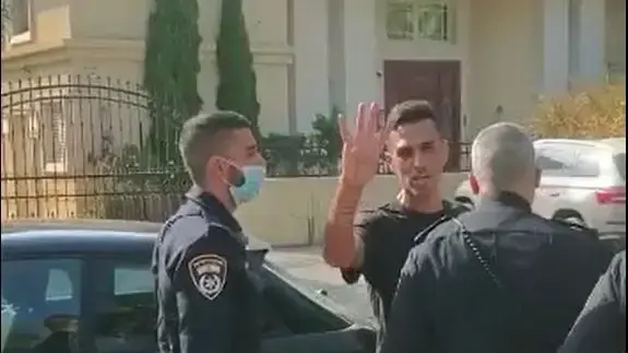 תיעוד מתוך מעצרו של ערן זהבי שערך מסיבה בביתו בסביון - ונעצר לאחר שסירב להזדהות בפני השוטרים. 11 בספטמבר 2020 תיעוד מתוך מעצרו של ערן זהבי שערך מסיבה בביתו בסביון - ונעצר לאחר שסירב להזדהות בפני השוטרים. 11 בספטמבר 2020