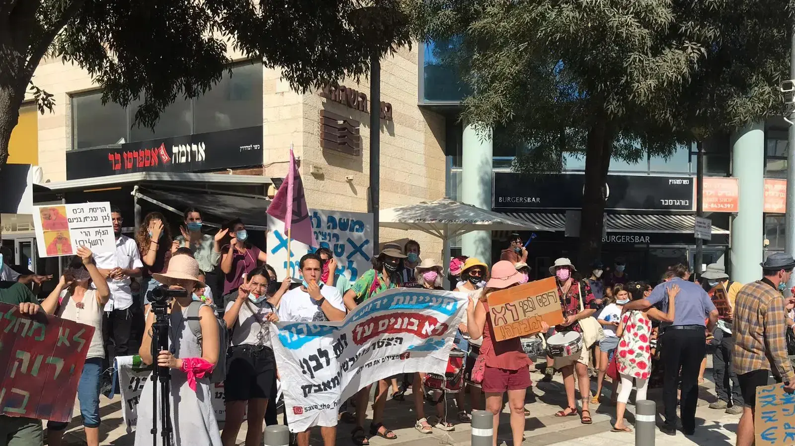 כ-150 בני אדם הפגינו מול משרדי מנהל התכנון בירושלים נגד התכנית לבניית אלפי יח"ד ברכס לבן כ-150 בני אדם הפגינו מול משרדי מנהל התכנון בירושלים נגד התכנית לבניית אלפי יח"ד ברכס לבן