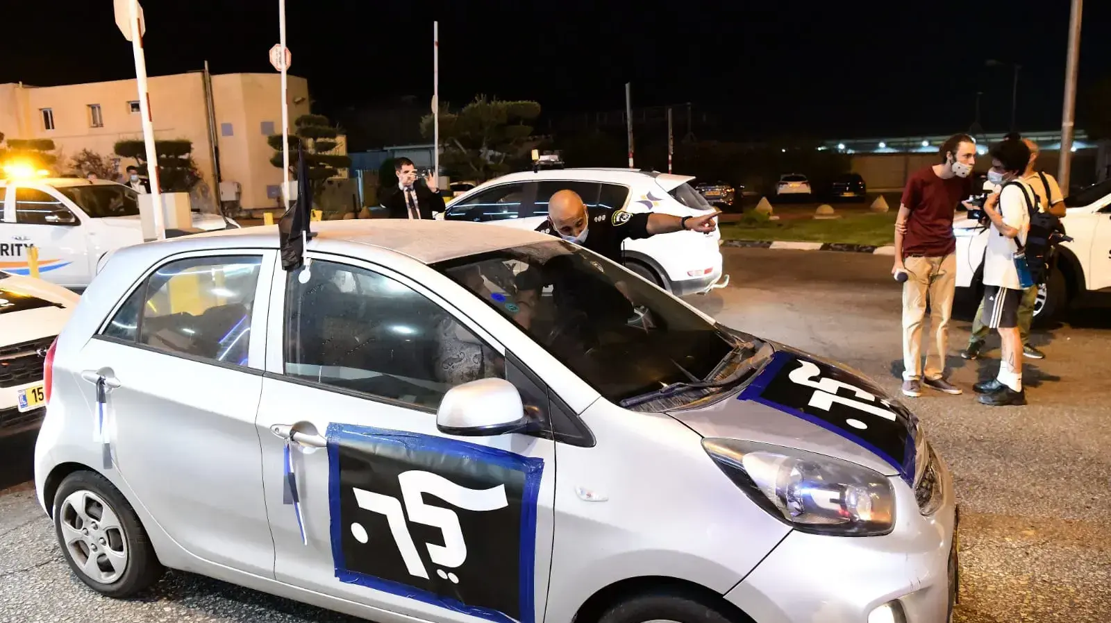 מחאה של הדגלים השחורים מחוץ לנתב"ג לקראת טיסתו של רה"מ לוושינגטון 13 בספטמבר 2020 