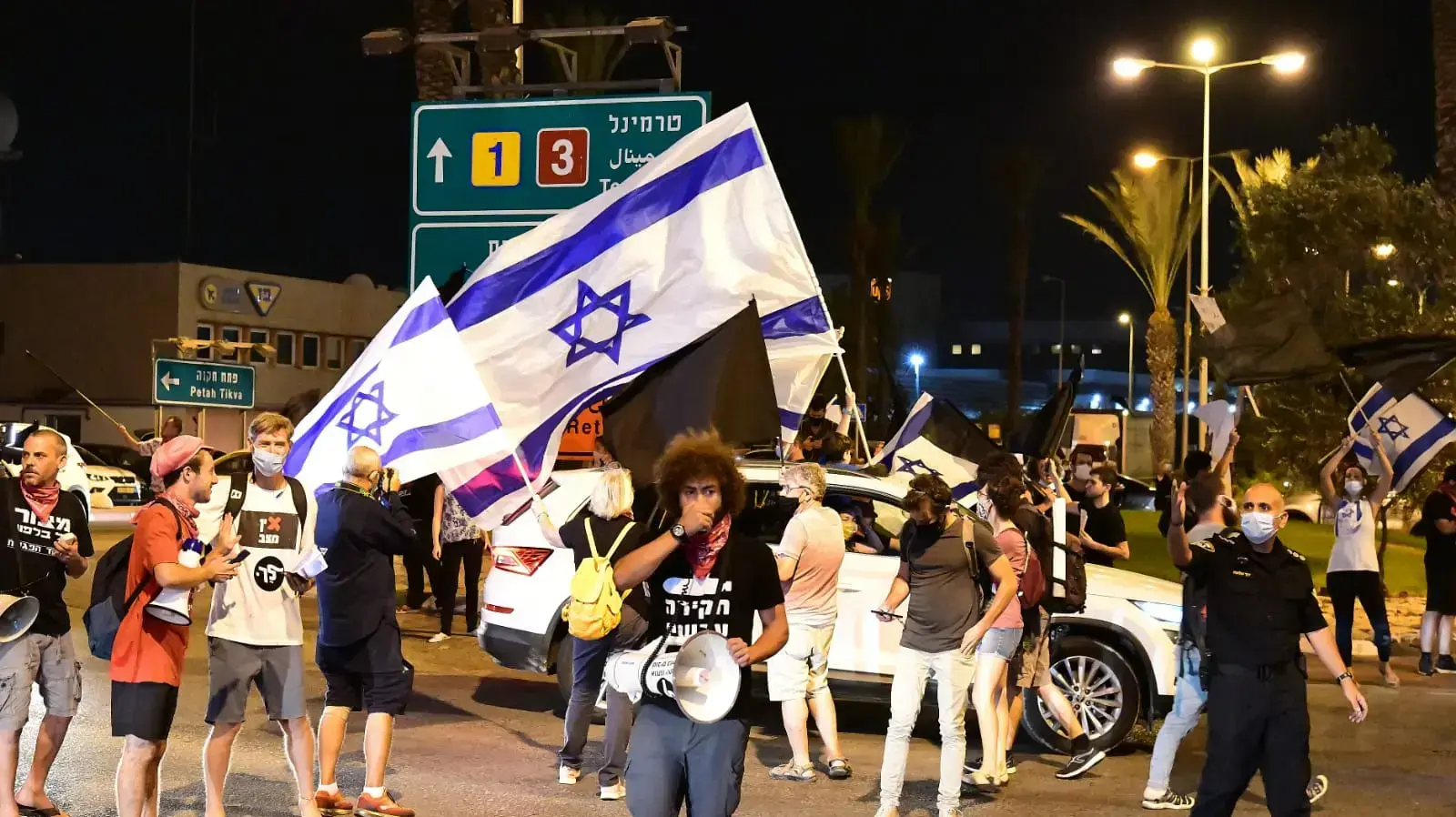 מחאה של הדגלים השחורים מחוץ לנתב"ג לקראת טיסתו של רה"מ לוושינגטון 13 בספטמבר 2020 