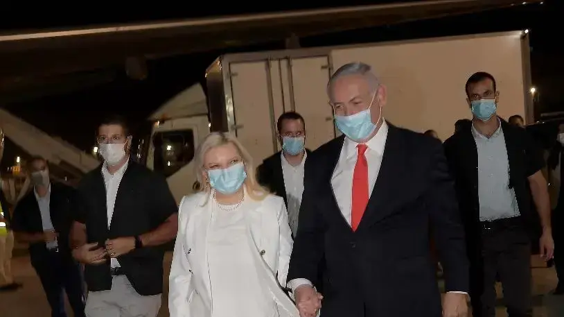 ראש ממשלת ישראל בנימין נתניהו ורעייתו שרה בעלייה למטוס בגדרך לטקס החתימה על ההסכם עם האמירויות בארה"ב. 13 בספטמבר 2020 ראש ממשלת ישראל בנימין נתניהו ורעייתו שרה בעלייה למטוס בגדרך לטקס החתימה על ההסכם עם האמירויות בארה"ב. 13 בספטמבר 2020