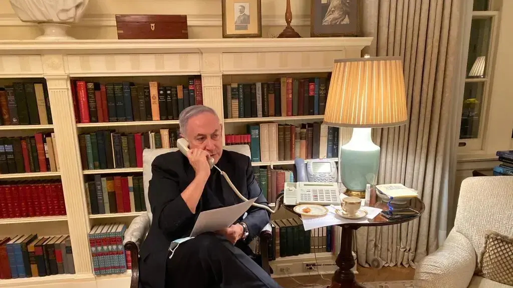 ראש הממשלה, בנימין נתניהו במהלך התייעצות טלפונית בוושינגטון בנושא ההיערכות לסגר עם שר הבריאות יולי אדלשטיין, סגן שר הבריאות יואב קיש, ר׳ המל״ל מאיר בן שבת, מנהל ״מגן ישראל״ פרופ׳ רוני גמזו, מנכ"ל משרד הבריאות פרופ׳ חזי לוי וגורמים נוספים 14 בספטמבר 2020 ראש הממשלה, בנימין נתניהו במהלך התייעצות טלפונית בוושינגטון בנושא ההיערכות לסגר עם שר הבריאות יולי אדלשטיין, סגן שר הבריאות יואב קיש, ר׳ המל״ל מאיר בן שבת, מנהל ״מגן ישראל״ פרופ׳ רוני גמזו, מנכ"ל משרד הבריאות פרופ׳ חזי לוי וגורמים נוספים 14 בספטמבר 2020