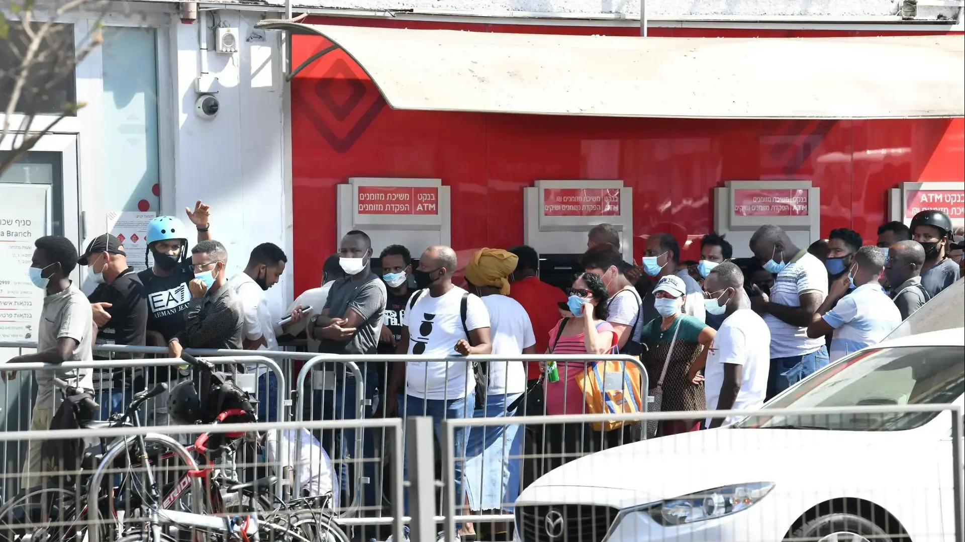 תורים לבנק הפועלים ברחוב ההגנה, תל אביב 14 בספטמבר 2020 תורים לבנק הפועלים ברחוב ההגנה, תל אביב 14 בספטמבר 2020