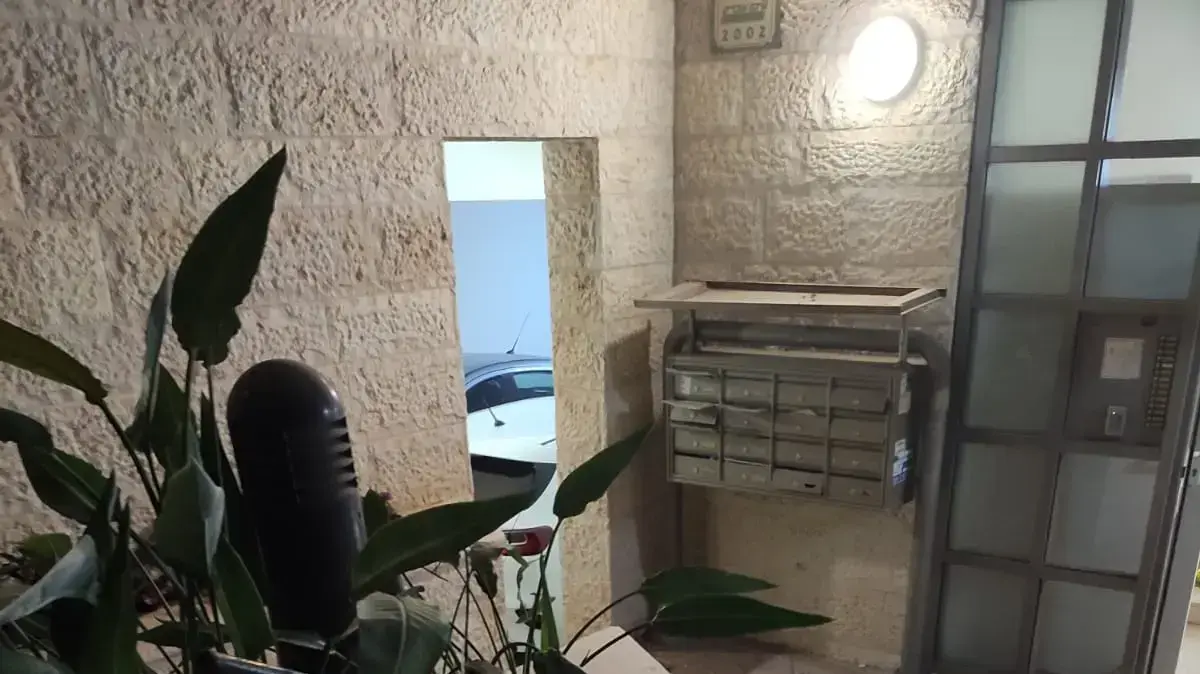 שלטים בגנותו של בכיר השב"ס, אשר שריקי בגין ניהול רומנים עם עובדות והטרדה לכאורה של צעירות שעבדו עמו שלטים בגנותו של בכיר השב"ס, אשר שריקי בגין ניהול רומנים עם עובדות והטרדה לכאורה של צעירות שעבדו עמו