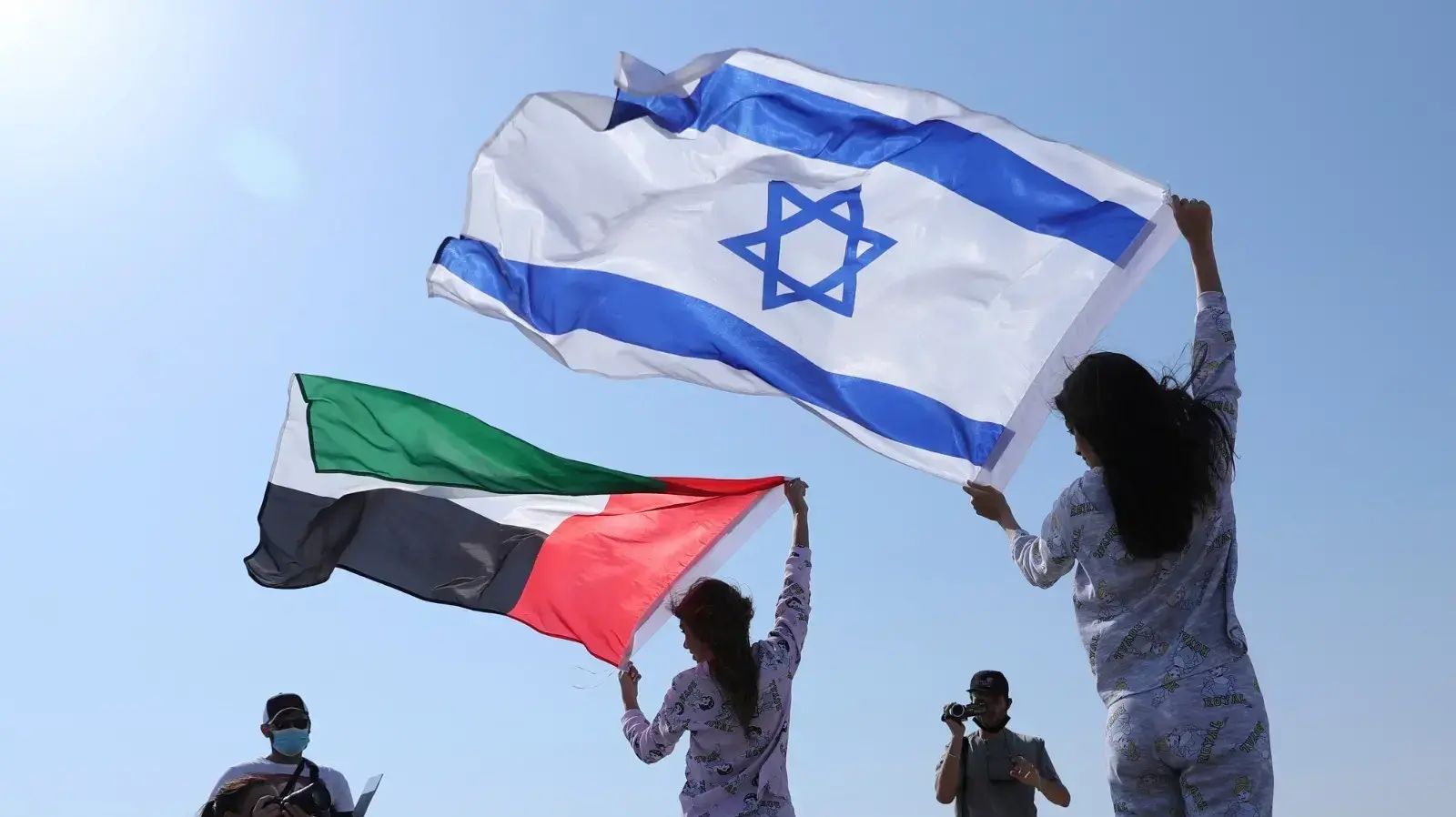 דוגמנית מישראל ומרוסיה מניפות את דגלי ישראל ואיחוד האמירויות הערביות בדובאי, 8 בספטמבר 2020 דוגמנית מישראל ומרוסיה מניפות את דגלי ישראל ואיחוד האמירויות הערביות בדובאי, 8 בספטמבר 2020
