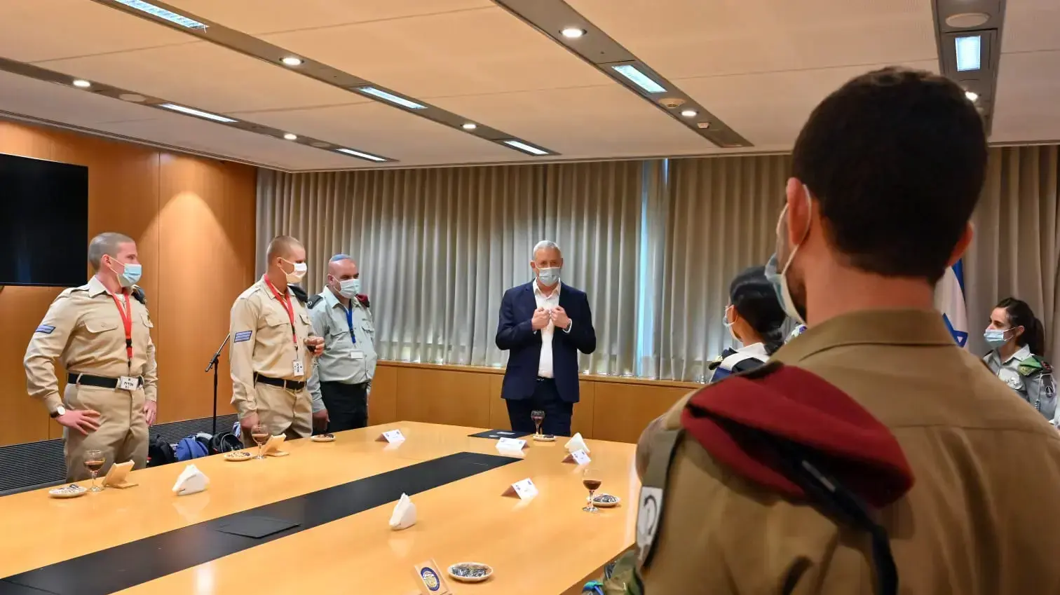 ראש הממשלה החליפי ושר הביטחון בני גנץ בהרמה כוסית עם החיילים המתנדבים בצה"ל לרגל השנה החדשה. 15 בספטמבר 2020 ראש הממשלה החליפי ושר הביטחון בני גנץ בהרמה כוסית עם החיילים המתנדבים בצה"ל לרגל השנה החדשה. 15 בספטמבר 2020