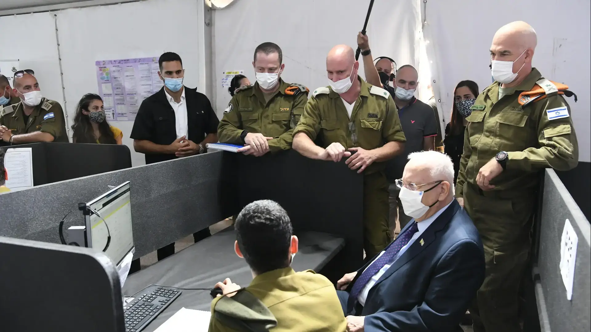 נשיא המדינה ראובן ריבלין בביקור במפקדת פיקוד העורף לחיזוק הפועלים בחזית המאבק בנגיף הקורונה. 15 בספטמבר 2020 נשיא המדינה ראובן ריבלין בביקור במפקדת פיקוד העורף לחיזוק הפועלים בחזית המאבק בנגיף הקורונה. 15 בספטמבר 2020