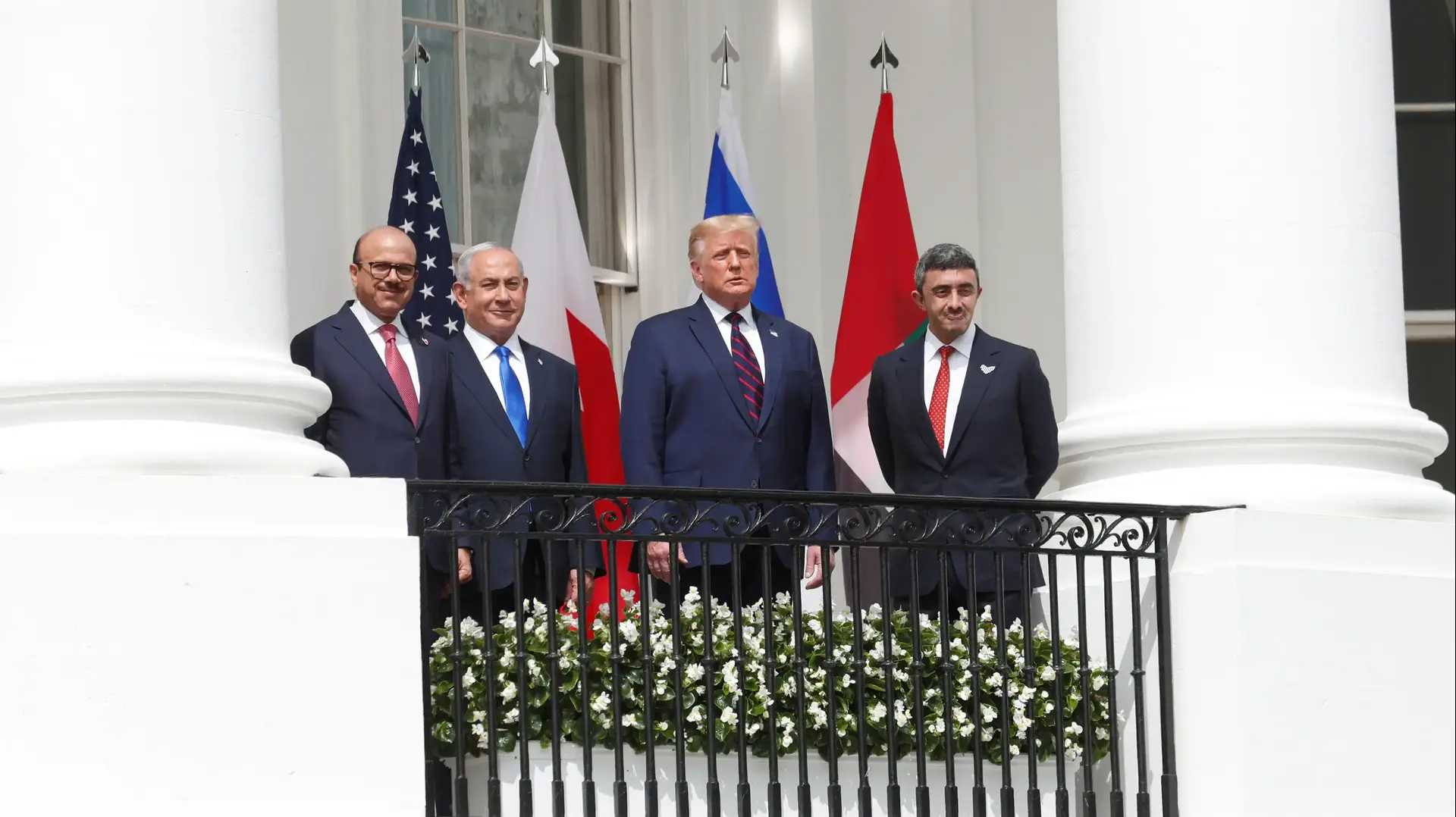 נשיא ארה"ב טראמפ עם ראש הממשלה נתניהו ושרי החוץ של בחריין והאמירויות בטקס חתימת הסכמי הנרמול עם האמירויות ובחריין, הבית הלבן, וושינגטון, 15 בספטמבר 2020 נשיא ארה"ב טראמפ עם ראש הממשלה נתניהו ושרי החוץ של בחריין והאמירויות בטקס חתימת הסכמי הנרמול עם האמירויות ובחריין, הבית הלבן, וושינגטון, 15 בספטמבר 2020