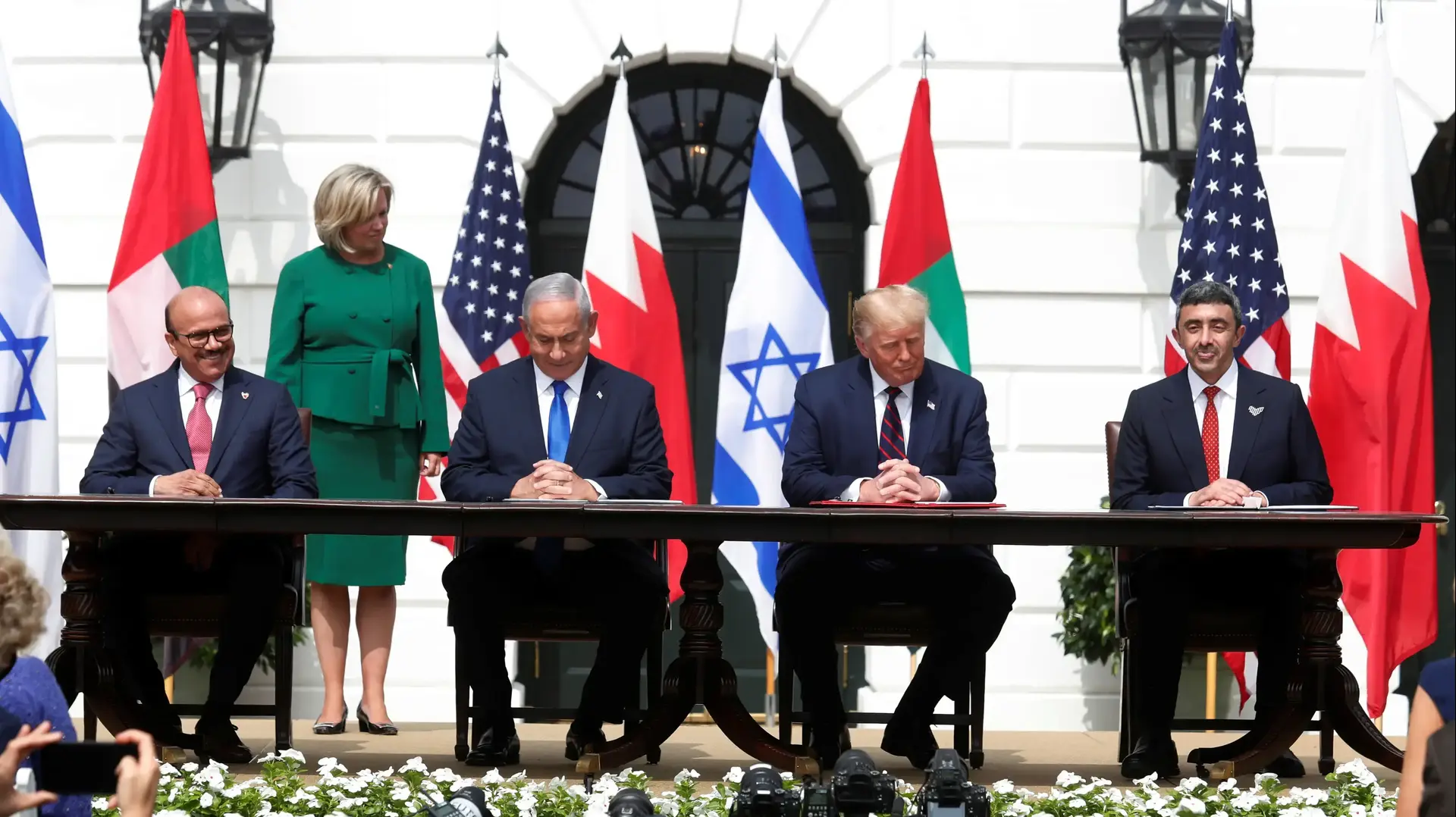 נשיא ארה"ב טראמפ עם ראש הממשלה נתניהו ושרי החוץ של בחריין והאמירויות בטקס חתימת הסכמי הנרמול עם האמירויות ובחריין, הבית הלבן, וושינגטון, 15 בספטמבר 2020 נשיא ארה"ב טראמפ עם ראש הממשלה נתניהו ושרי החוץ של בחריין והאמירויות בטקס חתימת הסכמי הנרמול עם האמירויות ובחריין, הבית הלבן, וושינגטון, 15 בספטמבר 2020