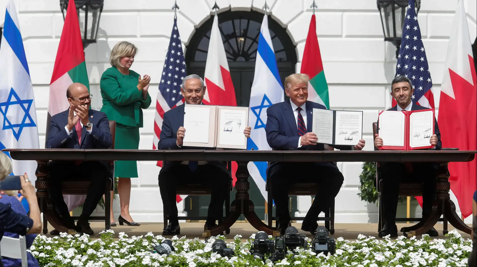 נשיא ארה"ב טראמפ עם ראש הממשלה נתניהו ושרי החוץ של בחריין והאמירויות בטקס חתימת הסכמי הנרמול עם האמירויות ובחריין, הבית הלבן, וושינגטון, 15 בספטמבר 2020