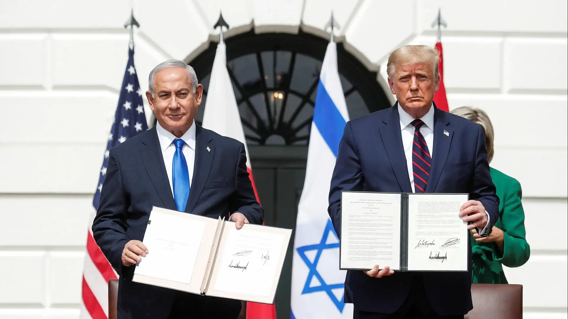 נשיא ארה"ב טראמפ עם ראש הממשלה נתניהו בטקס חתימת הסכמי הנרמול עם האמירויות ובחריין, הבית הלבן, וושינגטון, 15 בספטמבר 2020 נשיא ארה"ב טראמפ עם ראש הממשלה נתניהו בטקס חתימת הסכמי הנרמול עם האמירויות ובחריין, הבית הלבן, וושינגטון, 15 בספטמבר 2020