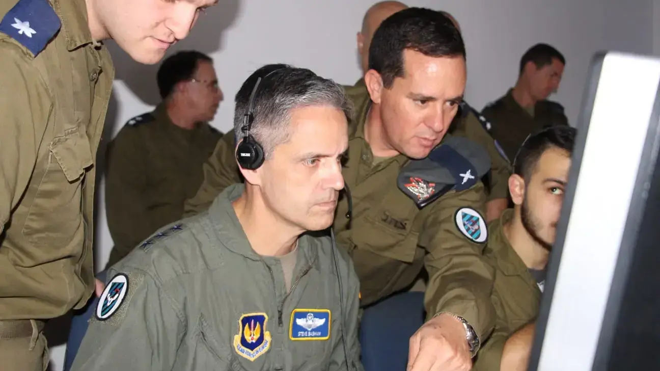 תת אלוף רן כוכב, מפקד מערך הגנה אווירי עם מפקד פיקוד אירופה של צבא ארצות הברית (EUCOM) ורס״ן רימון וייס, מפקד סוללת פלמחים בגדוד 136 (חץ) תת אלוף רן כוכב, מפקד מערך הגנה אווירי עם מפקד פיקוד אירופה של צבא ארצות הברית (EUCOM) ורס״ן רימון וייס, מפקד סוללת פלמחים בגדוד 136 (חץ)