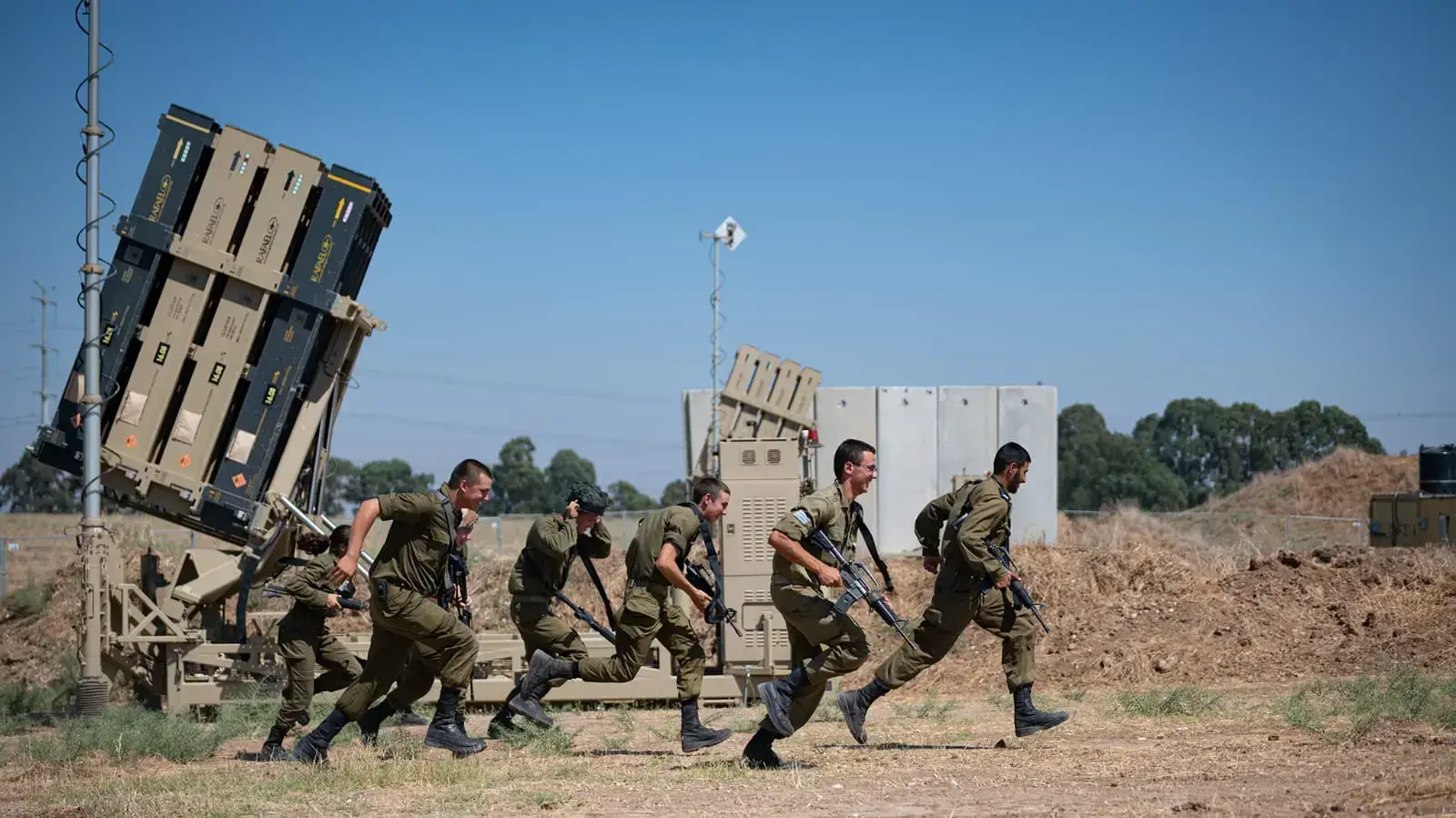 חיילים ליד משגר פטריוט חיילים ליד משגר פטריוט