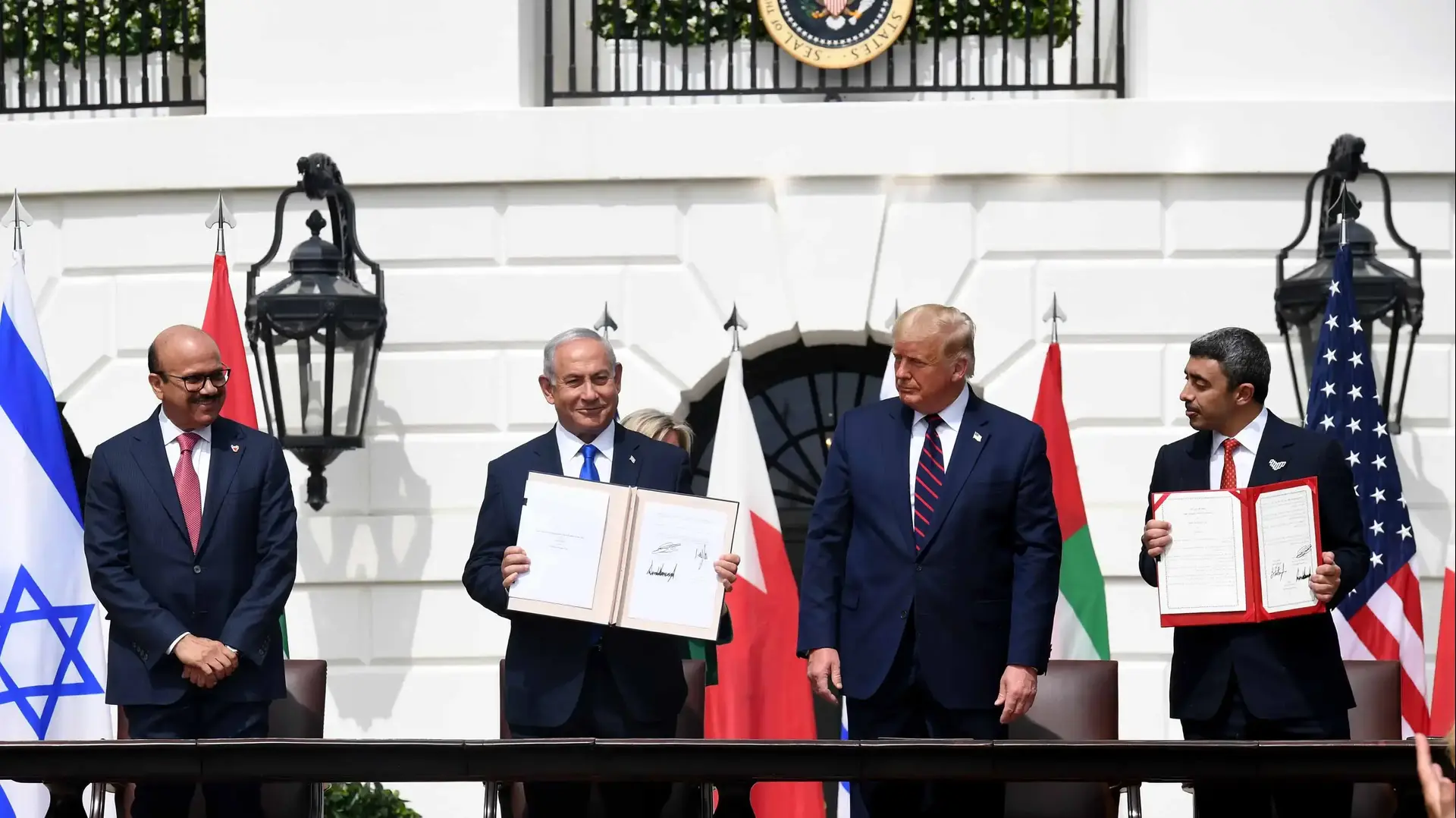 נשיא ארה"ב טראמפ עם ראש הממשלה נתניהו ושרי החוץ של בחריין והאמירויות בטקס חתימת הסכמי הנרמול עם האמירויות ובחריין, הבית הלבן, וושינגטון, 15 בספטמבר 2020 נשיא ארה"ב טראמפ עם ראש הממשלה נתניהו ושרי החוץ של בחריין והאמירויות בטקס חתימת הסכמי הנרמול עם האמירויות ובחריין, הבית הלבן, וושינגטון, 15 בספטמבר 2020